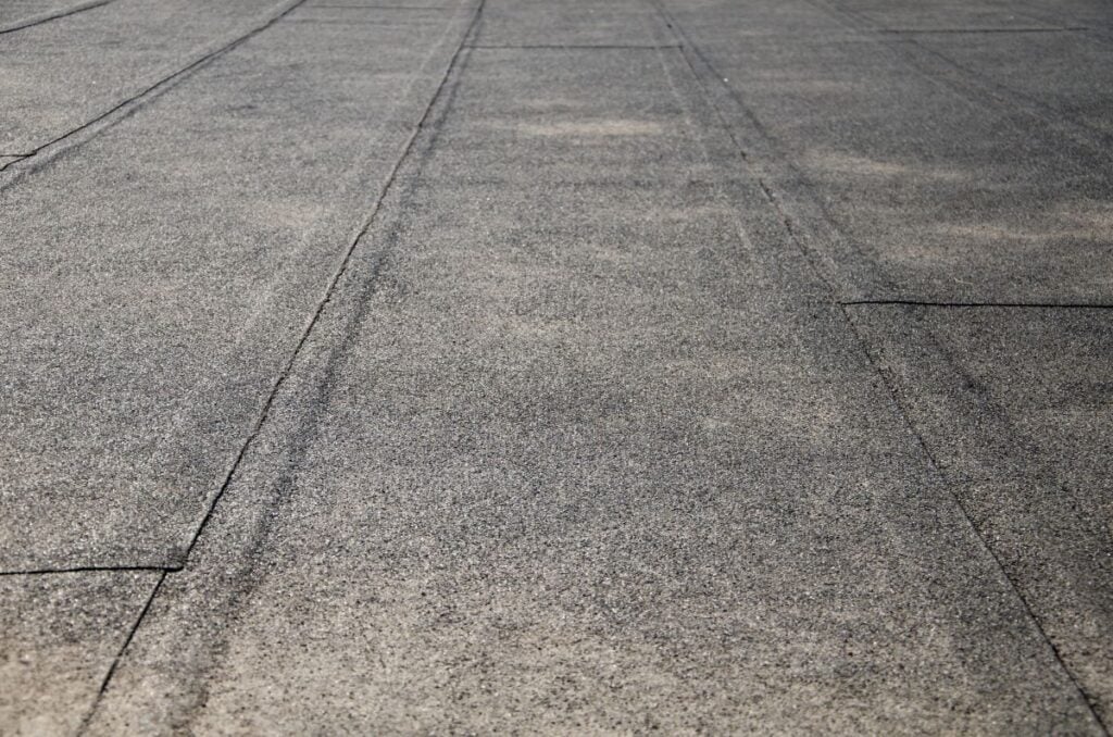 Flat roof covered with bitumen sheets