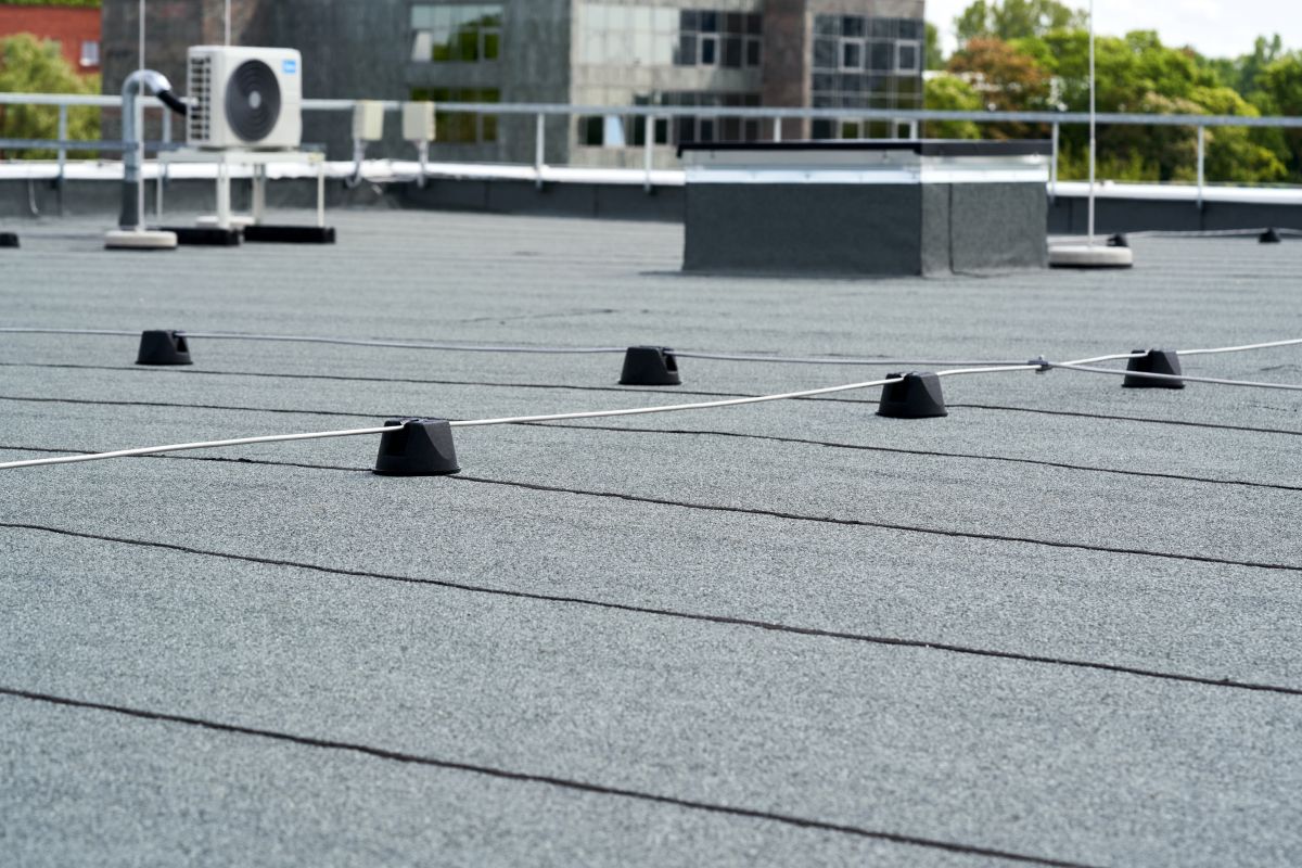 Flat roof protective covering with bitumen membrane