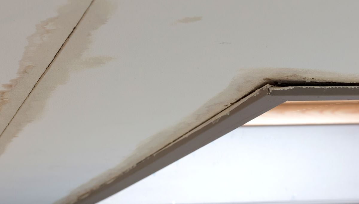 Roof window after leaking